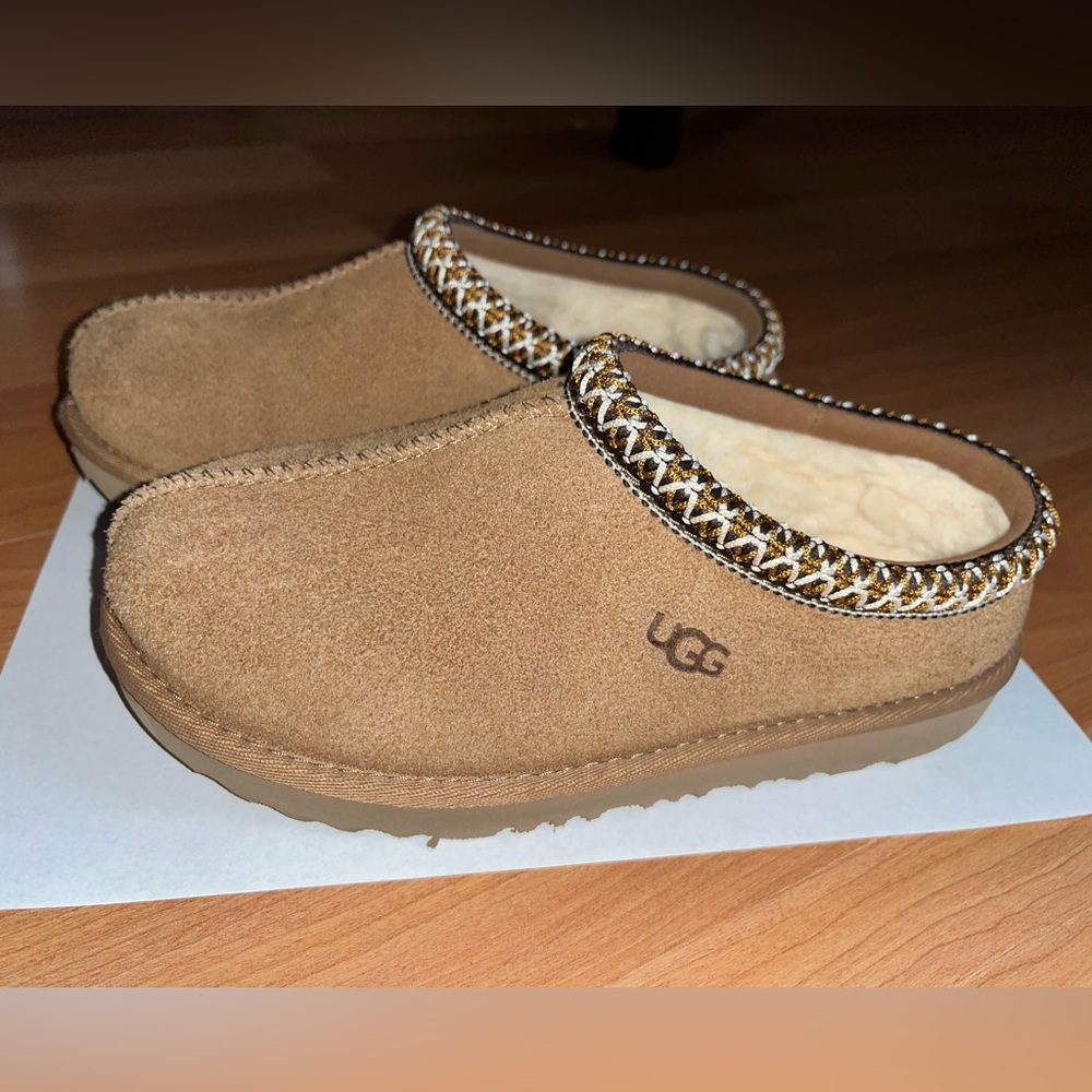 UGG Tasman slipper in the Chestnut Size 1 kids